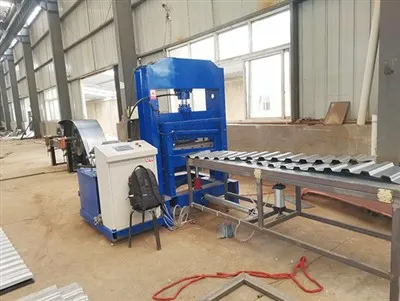 Automatisk formingsmaskin for bølgepapp